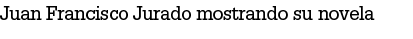 Juan Francisco Jurado mostrando su novela
